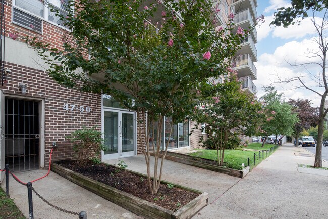 Skyview Towers in Woodside, NY - Foto de edificio - Building Photo