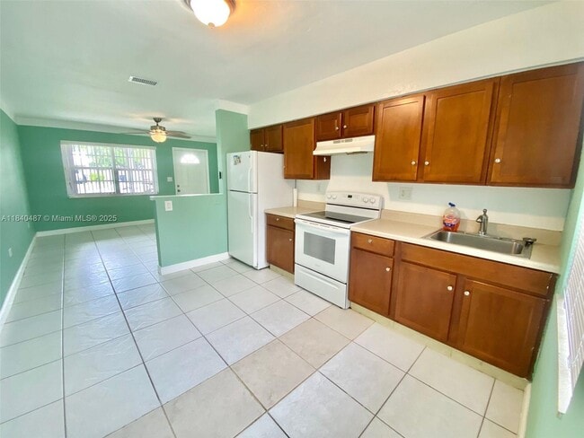 29 SE 11th St in Dania Beach, FL - Foto de edificio - Building Photo
