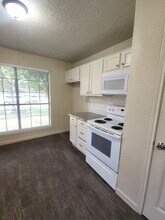 3835 Brookwind Dr in La Porte, TX - Building Photo - Building Photo