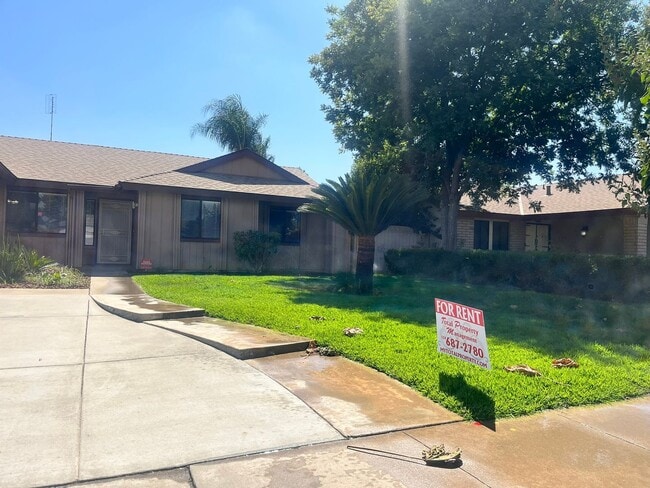 1227 E Ben Franklin Ave in Tulare, CA - Building Photo - Building Photo