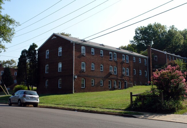 Erdo House in Arlington, VA - Foto de edificio - Building Photo