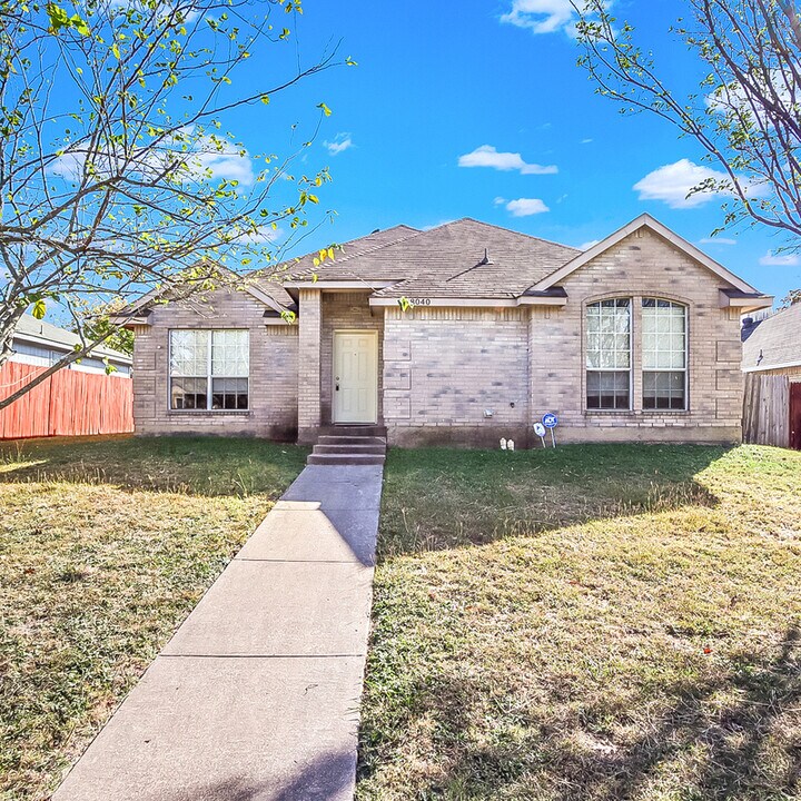 8040 Texridge Dr in Dallas, TX - Building Photo