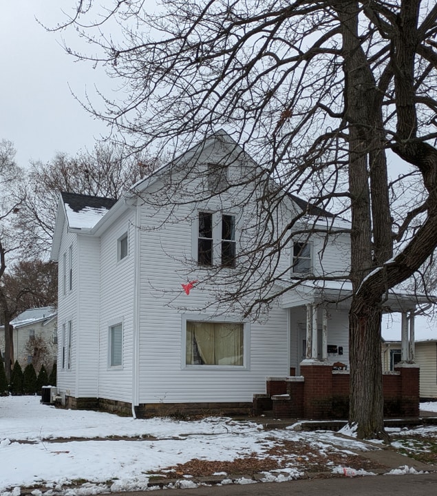 220 S 8th St in Coshocton, OH - Building Photo