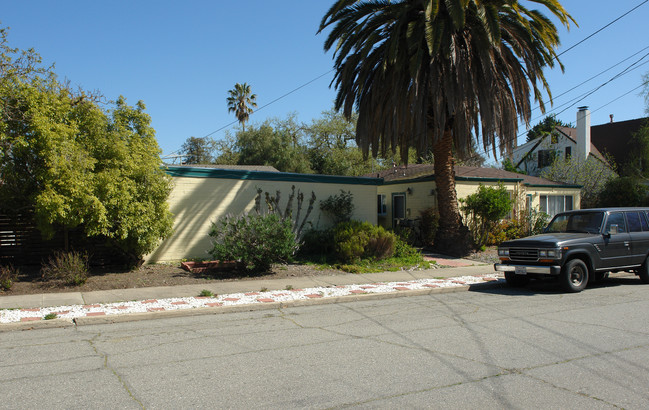 2225 Cornell St in Palo Alto, CA - Foto de edificio - Building Photo