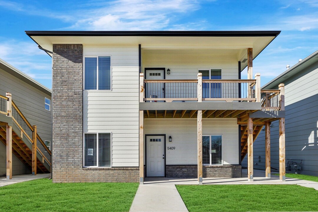 5402 N Gray Dr in Park City, KS - Foto de edificio