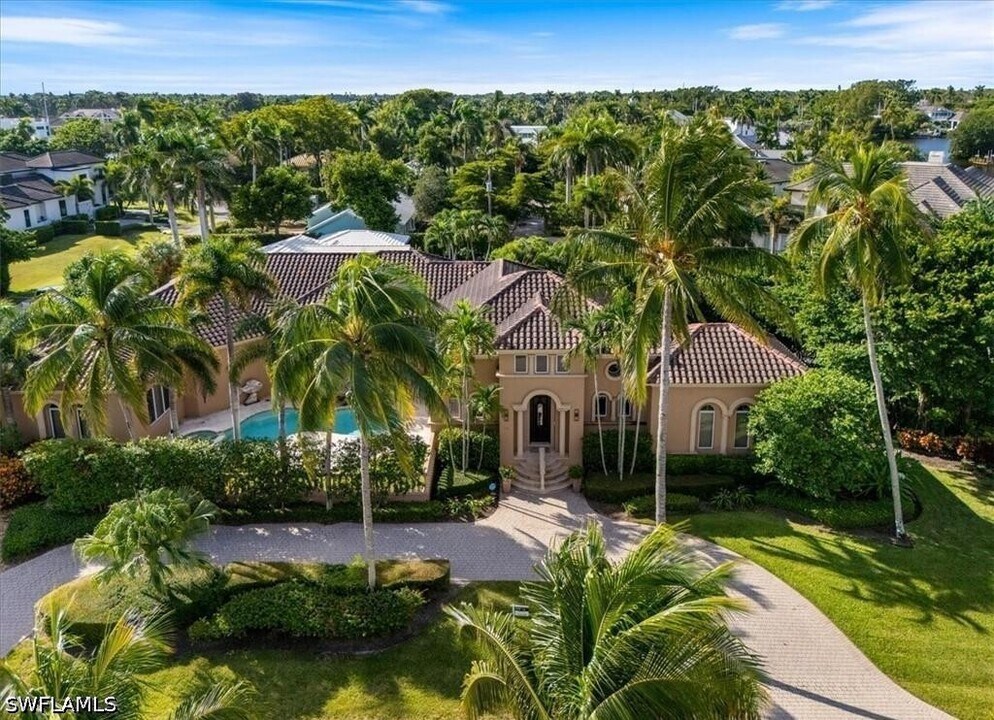 550 21st Ave S in Naples, FL - Building Photo