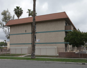 Oaktree Apartments in Riverside, CA - Foto de edificio - Building Photo