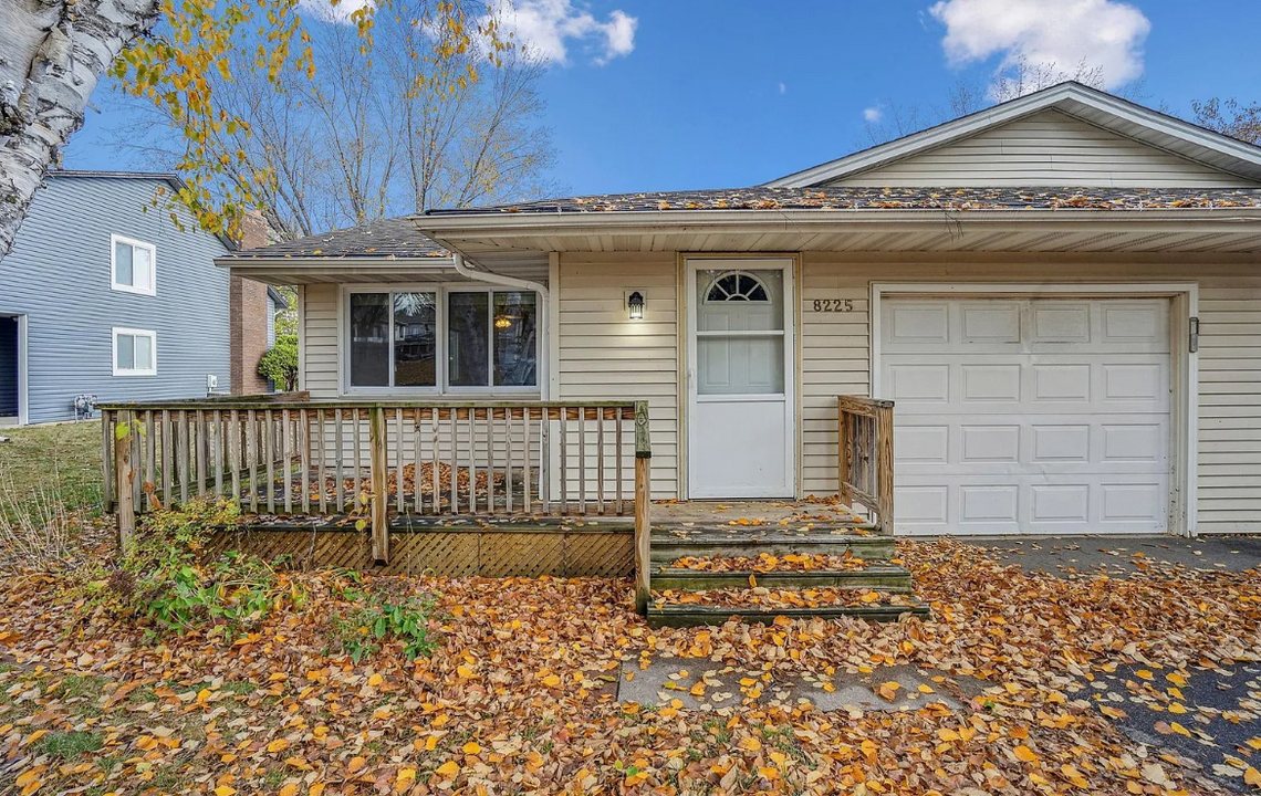8225 Tamarack Trail in Eden Prairie, MN - Building Photo