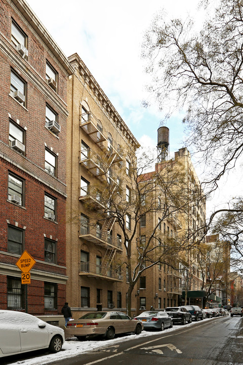 111 W 16th St in New York, NY - Building Photo