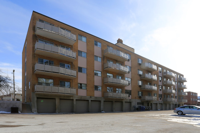 Franklin Manor Apartments in Kitchener, ON - Building Photo - Building Photo