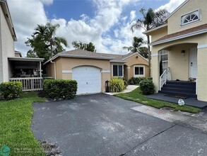 11860 NW 13th St in Pembroke Pines, FL - Foto de edificio - Building Photo