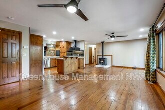 8984 Falls Hollow Rd in Rogers, AR - Building Photo - Building Photo