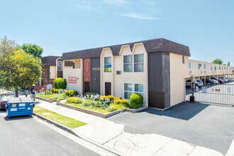Valley Townhomes Apartments in Northridge, CA - Building Photo - Building Photo