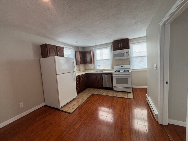 32 Cottage St, Unit 5 in Boston, MA - Foto de edificio - Building Photo
