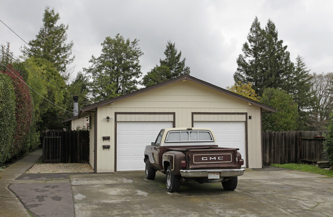 206-208 Baker St in Petaluma, CA - Building Photo - Building Photo