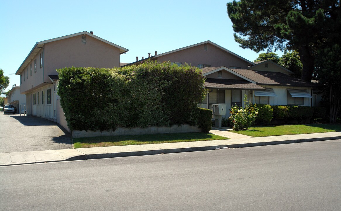 895 Burbank Dr in Santa Clara, CA - Building Photo