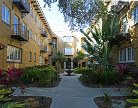 Melrose Landing Condominiums in Tampa, FL - Foto de edificio - Building Photo