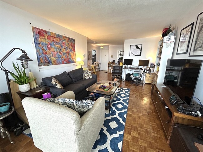 19 Winchester St, Unit 710 in Brookline, MA - Foto de edificio - Building Photo