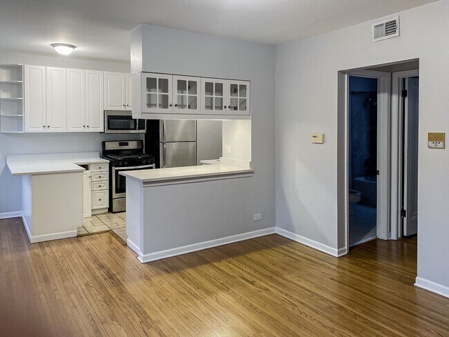 3709 N Sheffield Ave, Unit 305 in Chicago, IL - Building Photo - Building Photo