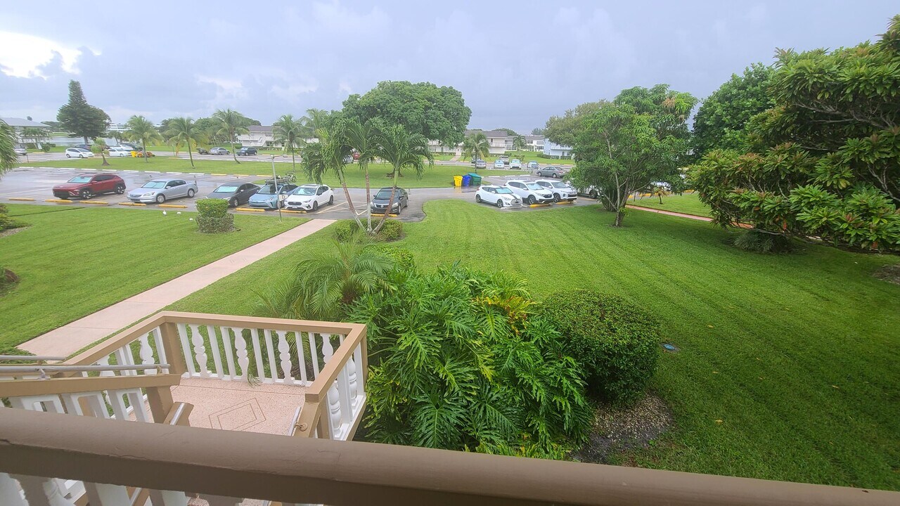 96 Chatham D in West Palm Beach, FL - Building Photo