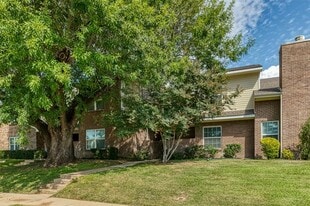 831 Summercreek Dr in Lewisville, TX - Building Photo
