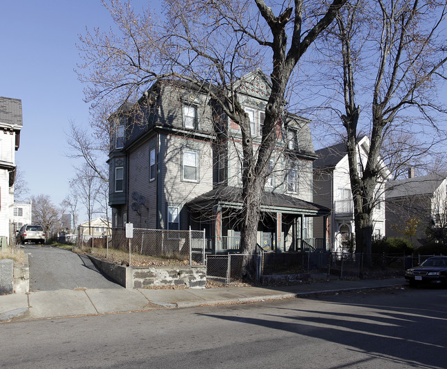 81-83 W Cottage St in Dorchester, MA - Foto de edificio - Building Photo