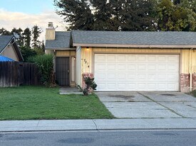 7232 Kelley Dr in Stockton, CA - Building Photo