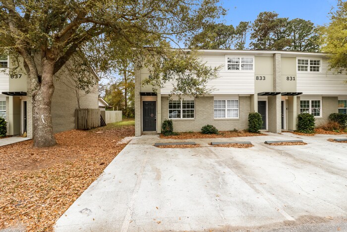 835 Von Kolnitz Rd in Mount Pleasant, SC - Foto de edificio