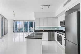 92 SW 3rd St in Miami, FL - Building Photo