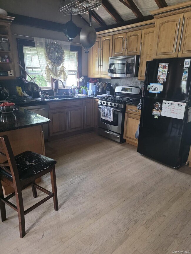 23 Seaman Neck Rd in Dix Hills, NY - Building Photo - Building Photo