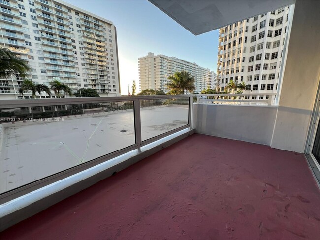 5700 Collins Ave in Miami Beach, FL - Building Photo - Building Photo