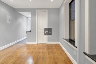 Mott Street in New York, NY - Foto de edificio - Building Photo