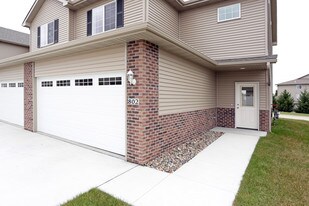 The Villas at Gateway Townhomes in Grimes, IA - Building Photo