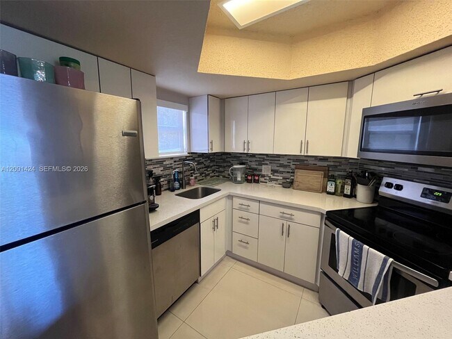 8245 Lake Dr in Doral, FL - Building Photo - Building Photo