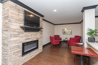 Simmons Crossing Senior Apartments in Rossford, OH - Foto de edificio - Interior Photo