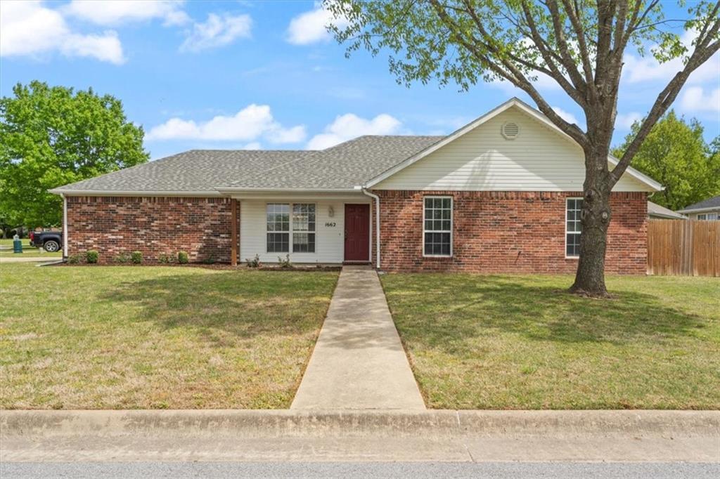 1662 S Tally Ho Dr in Fayetteville, AR - Building Photo