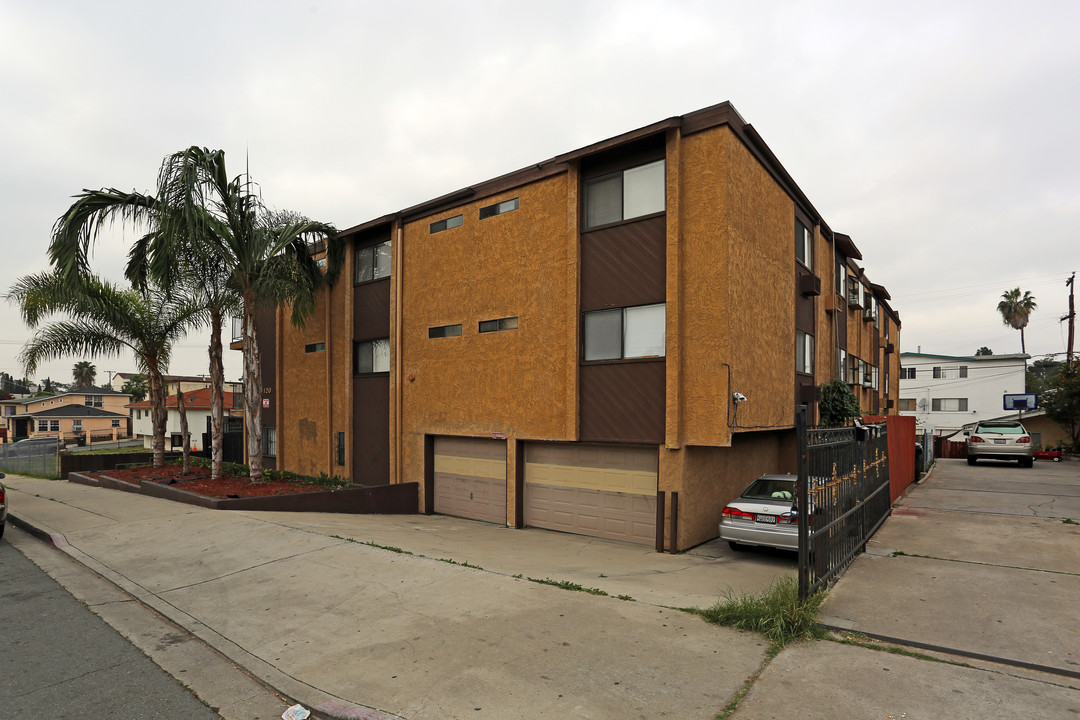 Estrella Senior Apartments in San Diego, CA - Foto de edificio