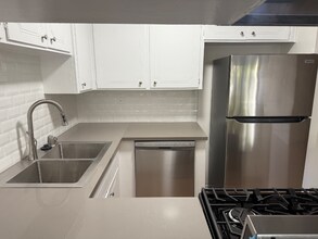 711 Westmount Dr in West Hollywood, CA - Building Photo - Building Photo