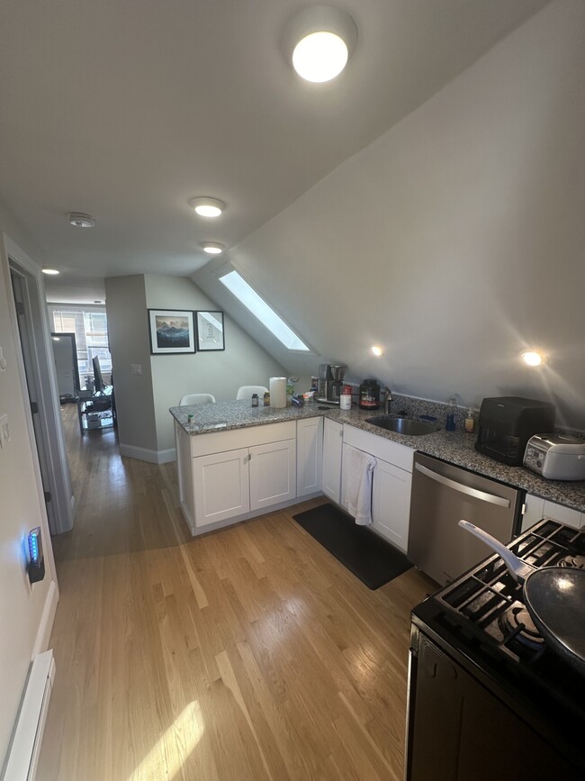 343 Beacon St, Unit 3 in Somerville, MA - Building Photo - Building Photo
