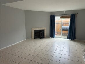 732 W Collins St in Denton, TX - Foto de edificio - Building Photo