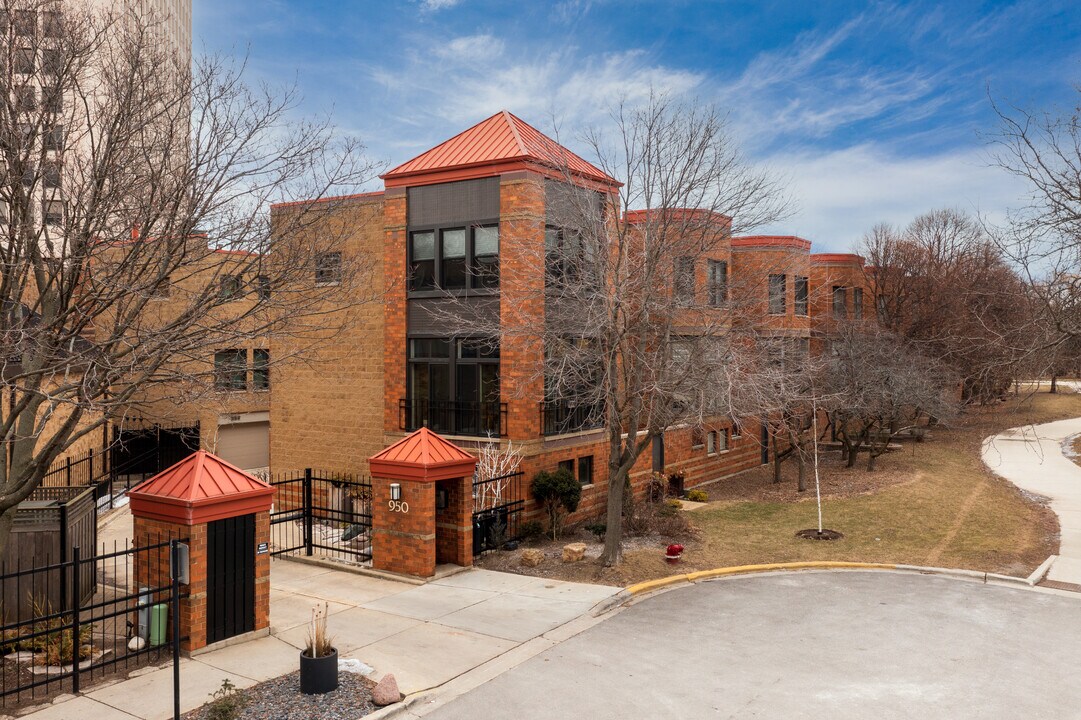 950 W Berwyn Ave in Chicago, IL - Foto de edificio