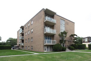 3253 Bathurst St in Toronto, ON - Building Photo