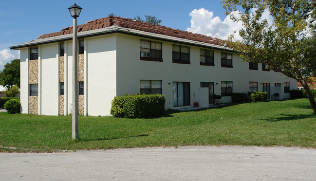 3521 NW 114th Ter in Coral Springs, FL - Foto de edificio - Building Photo