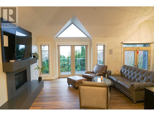 54XX W Vista Ct in West Vancouver, BC - Building Photo - Building Photo