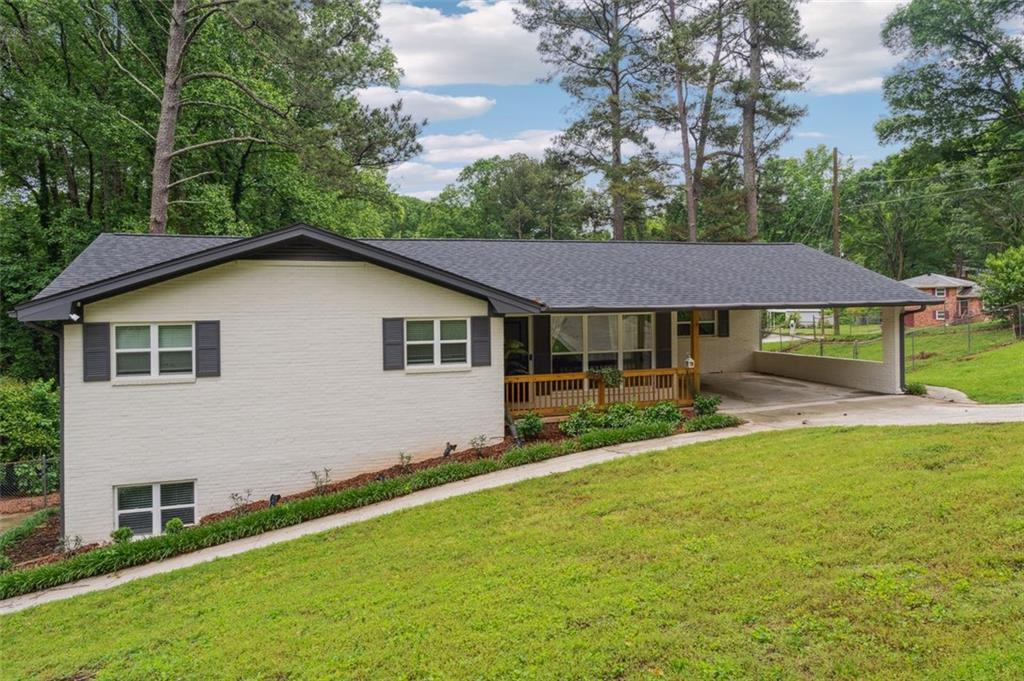 2432 Kelly Lake Dr in Decatur, GA - Building Photo