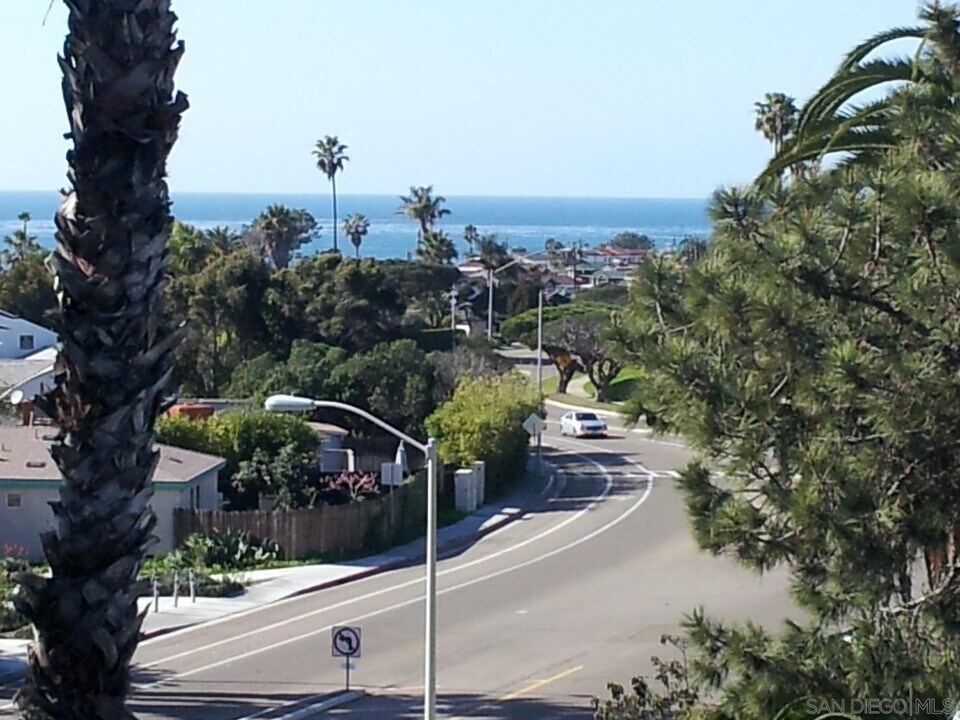 727 Sapphire St in San Diego, CA - Building Photo