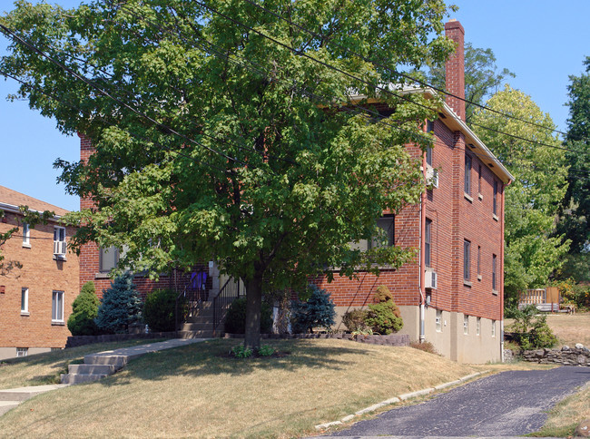 2468 Boudinot Ave in Cincinnati, OH - Foto de edificio - Building Photo