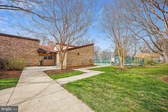 421 Christopher Ave, Unit 11 in Gaithersburg, MD - Building Photo - Building Photo