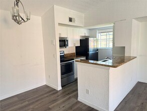 5168 Conroy Rd in Orlando, FL - Foto de edificio - Building Photo