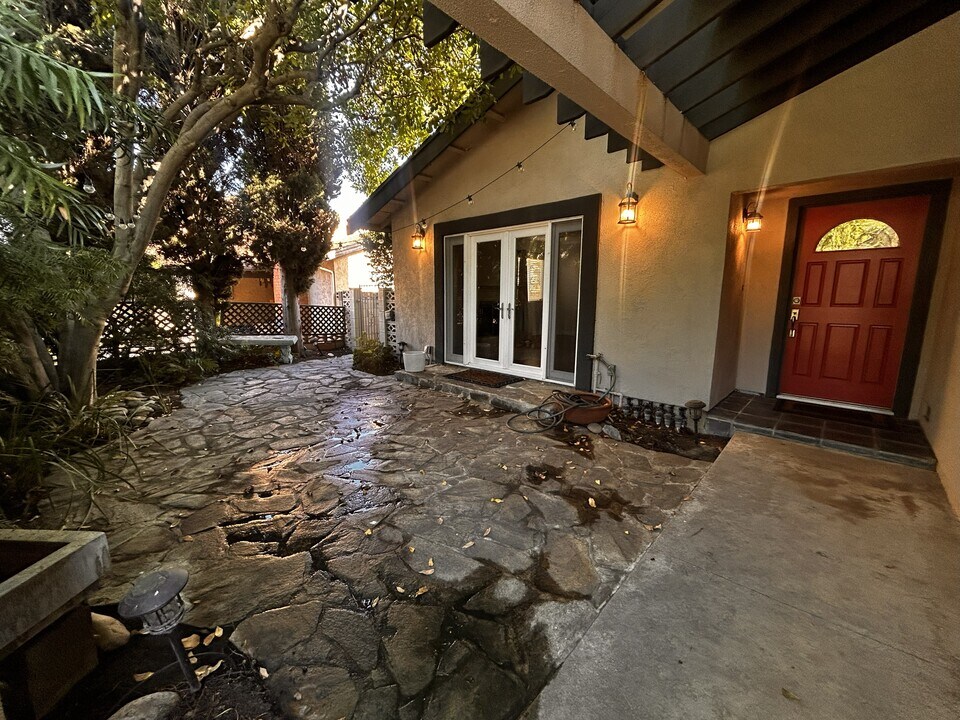 2144 Queensberry Rd in Pasadena, CA - Building Photo
